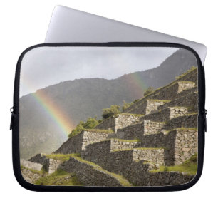 Südamerika, Peru, Machu Picchu. Regenbogen über Laptopschutzhülle