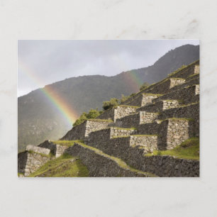 Südamerika, Peru, Machu Picchu. Regenbogen über Postkarte