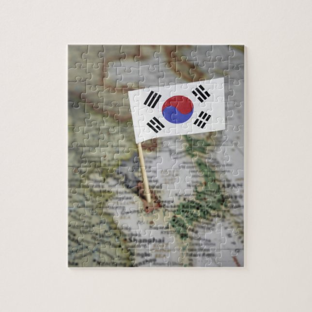 Südkoreanische Flagge auf Karte (Vertikal)