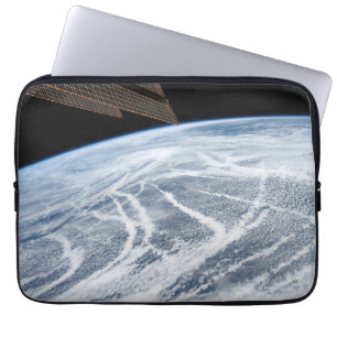 Südlich der Aleutianischen Inseln herrschen Wolken Laptopschutzhülle