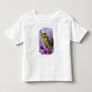 Südostvietnam. Nahaufnahme des Moosfroschs Kleinkind T-shirt