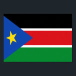 Südsudan-Flagge Poster<br><div class="desc">Die Südsudanesische Flagge ist ein mit weißen Streifen geschmücktes horizontales Dreifarbenfeld und auf der links Seite ein Dreieck mit einem Stern in der Mitte. Die verwendeten Farben in der Flagge sind blau, grün, rot, gelb, weiß, schwarz. Der Anteil der südsudanesischen Flagge beträgt 1:2. Die Flagge Südsudans wurde 2011 adoptiert. Die...</div>
