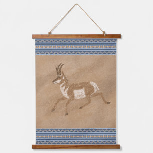 Südwestpronghorn Running Antelope Blue Border Wandteppich Mit Holzrahmen