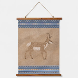 Südwestpronghorn Walking Antelope Blue Border Wandteppich Mit Holzrahmen