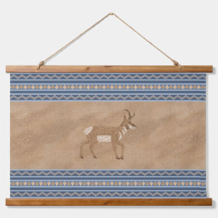 Südwestpronghorn Walking Antelope Blue Borders Wandteppich Mit Holzrahmen