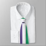 Suffragette Flag Krawatte<br><div class="desc">Dieses Design zeigt die Fahne der Suffragette-Bewegung, die im 20. Jahrhundert für das Wahlrecht bei öffentlichen Wahlen kämpfte, die als Frauenwahlrecht bekannt sind. Der Begriff "Suffragette" wurde zunächst geprägt, um die Bewegung zu vermindern, aber die beteiligten Frauen akzeptierten und begrüßten den neuen Namen bald als Zeichen ihrer Weigerung, nur männliche...</div>