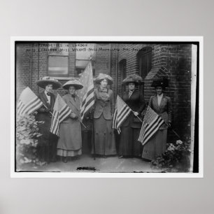 Suffragettes, die amerikanische Flaggen halten Poster