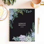 Sukkulenter Garten 2025 Individuelle Name Planer<br><div class="desc">Kultivieren Sie Ihre Träume und Wünsche mit diesem eleganten Planer. Dieser mit einem üppigen Aquarellgarten geschmückte Planer lädt Sie ein, Ihre Pläne zu pflegen und zu beobachten, wie sie das ganze Jahr über blühen. Stellen Sie sich vor, Sie würden Ihre Gedanken und Termine inmitten dieser ruhigen Oase mitnehmen. Personalisieren Sie...</div>