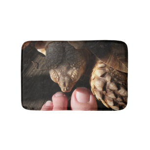 Sulcata Tortoise Inspektion von Zehen Badematte
