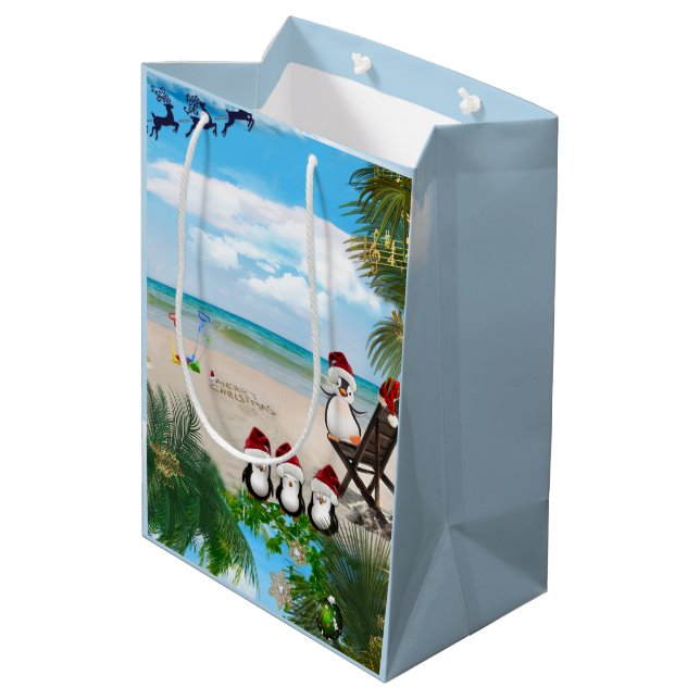 Summer Christmas Baby auf dem Strand wiederholen D Mittlere Geschenktüte (Rückseite Schrägansicht)