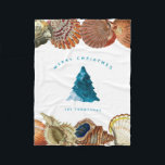 Summer Christmas Beach Seashell Individuelle Name Fleecedecke<br><div class="desc">Ein einzigartiges Weihnachtsdesign an der Sommerküste,  bei dem Strandwellen zum Füllen des Weihnachtsbaumes und der Muscheln als Grenze verwendet werden. Ideal für Weihnachtsgeschenke und Dekoration. Passen Sie die Weihnachtsdecke mit Ihrem Text an und machen Sie es zu Ihrem eigenen.</div>