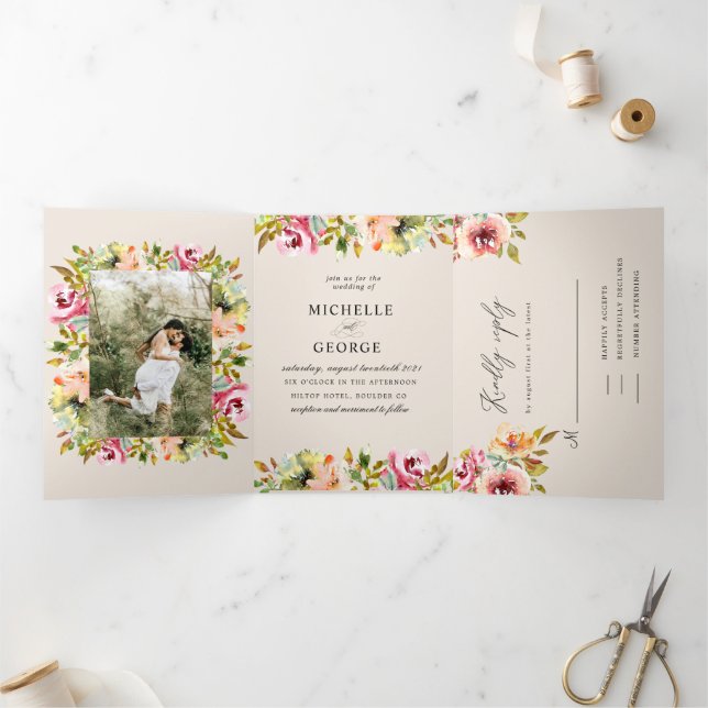 Summer Garden Floral Tri-Fold Hochzeit Einladung (Innenseite)