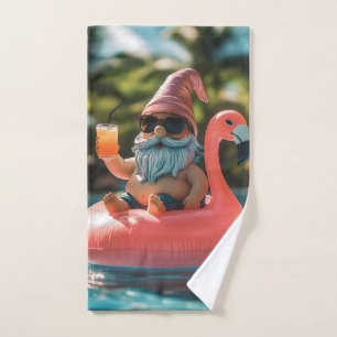 Summer Gnome in Sonnenbrille auf Flamingo Float Handtuch