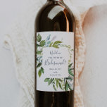 Summer Greenery Bridesmaid Vorschlag Weinetikett<br><div class="desc">Dieses Sommer grüne Bräute Vorschlag Weinlabel ist perfekt für eine elegante Mitte Sommer Hochzeit. Das botanische Design besticht durch eine üppige Anordnung von gemalten Aquarelleukalyptusfarben, Grünpflanzen und grünen Blätter mit subtilen Blumenzwiebeln in Rosa. Das Etikett der Weinflasche mit dem Namen der Brautjungfrau, einer kurzen Nachricht und dem Namen der Braut...</div>