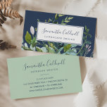 Summer Greenery | Navy Business Card Visitenkarte<br><div class="desc">Die Visitenkarte der grünen Wiese im Sommer ist perfekt für einen kleinen Geschäftsinhaber,  Berater,  Stylist und mehr! Das botanische Design besticht durch eine üppige Anordnung von gemalten Aquarelleukalyptusfarben,  Grünpflanzen und grünen Blätter mit subtilen Blumenzwiebeln in Rosa auf marinebasischem Hintergrund.</div>