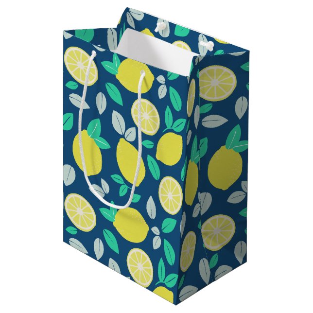 Summer Lemon Muster in Navy Blue Mittlere Geschenktüte (Vorderseite Schrägansicht)