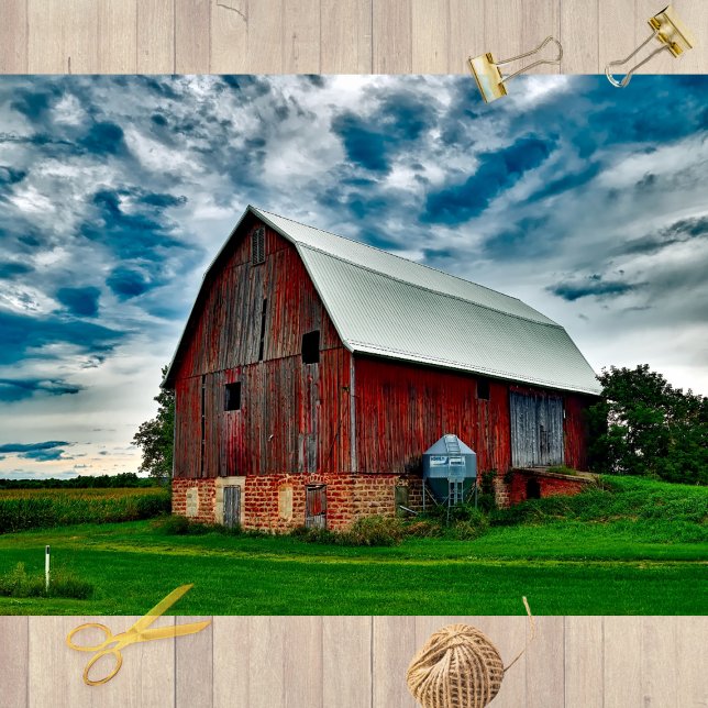 Summer Red Barn Under an Absolutely Stunning Sky Seidenpapier (Von Creator hochgeladen)