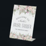 Summer Rose Garden Brautparty Willkommen Sockelschild<br><div class="desc">Herzlich willkommen bei den Gästen des Brautparty im femininen Stil mit diesen unwiderstehlichen rosa Rosen und gemischter Gartenblüte. Dieses beliebte Design hat wunderschöne Blumenelemente, die sich oben und unten im Design befinden und Ihren Text schön rahmen. Der gesamte Text kann durch Ersetzen des Beispieltextes in der Entwurfsvorlage mit Ihrer gewünschten...</div>