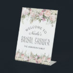 Summer Rose Garden Brautparty Willkommen Sockelschild<br><div class="desc">Herzlich willkommen bei den Gästen des Brautparty im femininen Stil mit diesen unwiderstehlichen rosa Rosen und gemischter Gartenblüte. Dieses beliebte Design hat wunderschöne Blumenelemente, die sich oben und unten im Design befinden und Ihren Text schön rahmen. Der gesamte Text kann durch Ersetzen des Beispieltextes in der Entwurfsvorlage mit Ihrer gewünschten...</div>