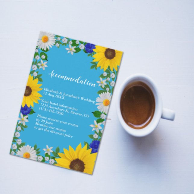 Summer Sky Blue Floral Hochzeitsunterkunft Begleitkarte (Von Creator hochgeladen)