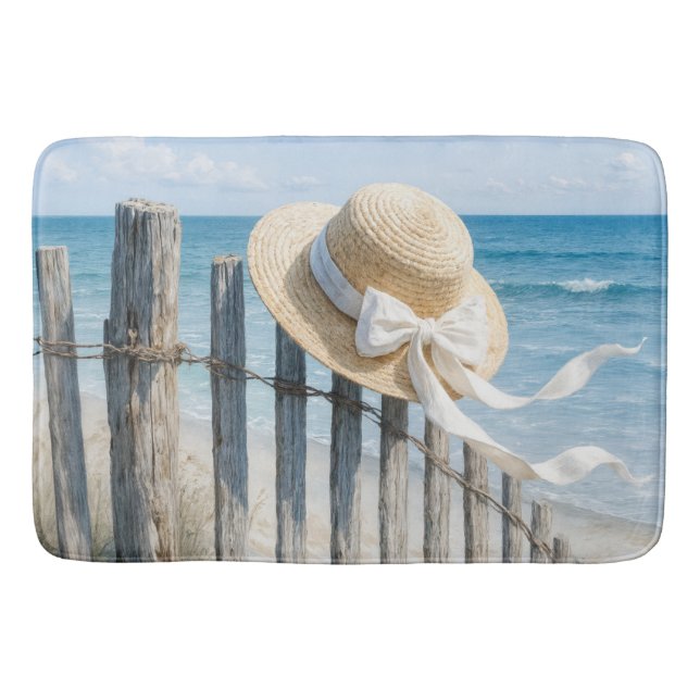 Summer Straw Hat On Beach Fence Badematte (Vorderseite)