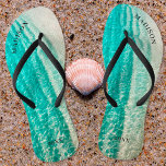 Summer Tropical Destination Beach Bridal Wedding Flip Flops<br><div class="desc">Summer Tropical Destination Beach Bridal Hochzeit Flip Flops! Diese Hochzeitsflöte für die Hochzeit am Strand, eine ruhige Strandlandschaft, sanfte Sandstrände und faszinierende Ozeanfarben prägen das Wesen eines schönen Strandes. Ideal für Paare, die ein ruhiges und elegantes Thema für ihren besonderen Tag suchen. sanfte Wellen und warmer Sand Set den Ton...</div>