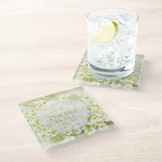 Summerfield Daisies Chamomile Blume Wedding Cheers Glasuntersetzer (Schrägansicht)