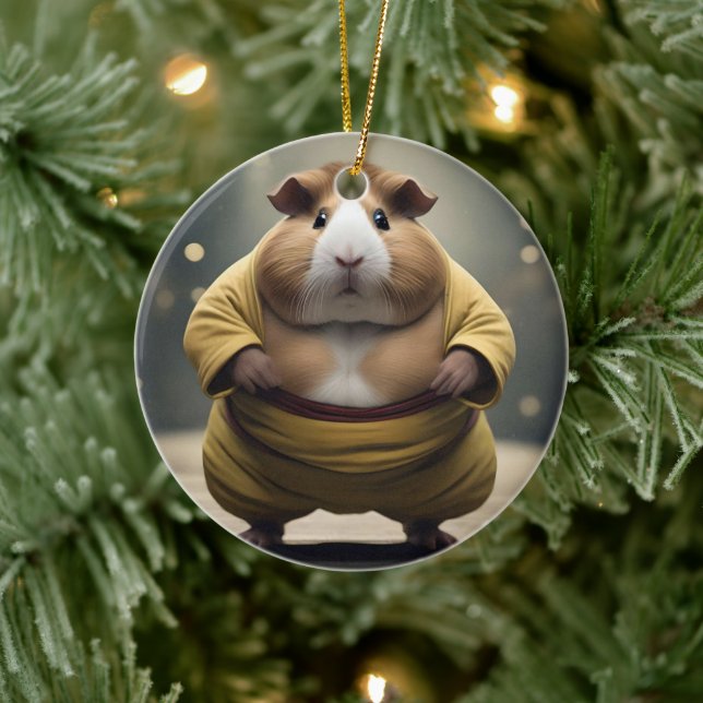 "Sumo Squeakdown: The Mighty Guinea Pig Wrestler" Keramik Ornament (Baum)