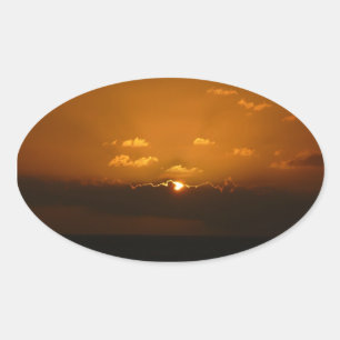 Sun Behind Clouds I Orange Sunset Foto Ovaler Aufkleber