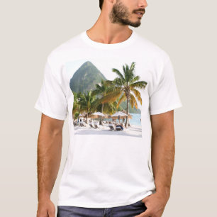 Sun-Betten auf einem Strand in Heiliger Lucia nahe T-Shirt