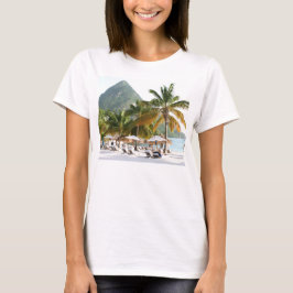 Sun-Betten auf einem Strand nahe den Pitons in St T-Shirt