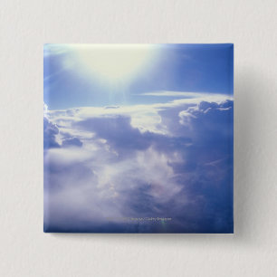 Sun, der durch Wolken shinning ist Button