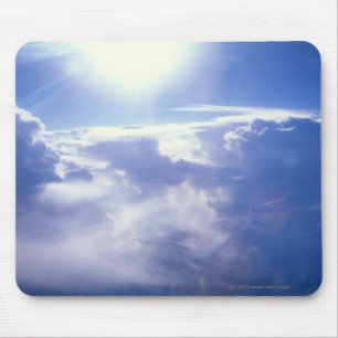 Sun, der durch Wolken shinning ist Mousepad
