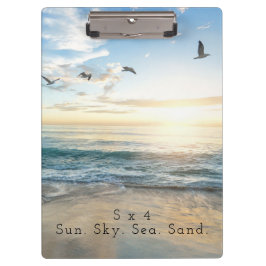 Sun. Himmel. Meer. Sand. Strand-Szene Klemmbrett