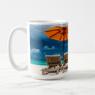 Sun-Regenschirm auf Sandy-Strand Maldives Kaffeetasse