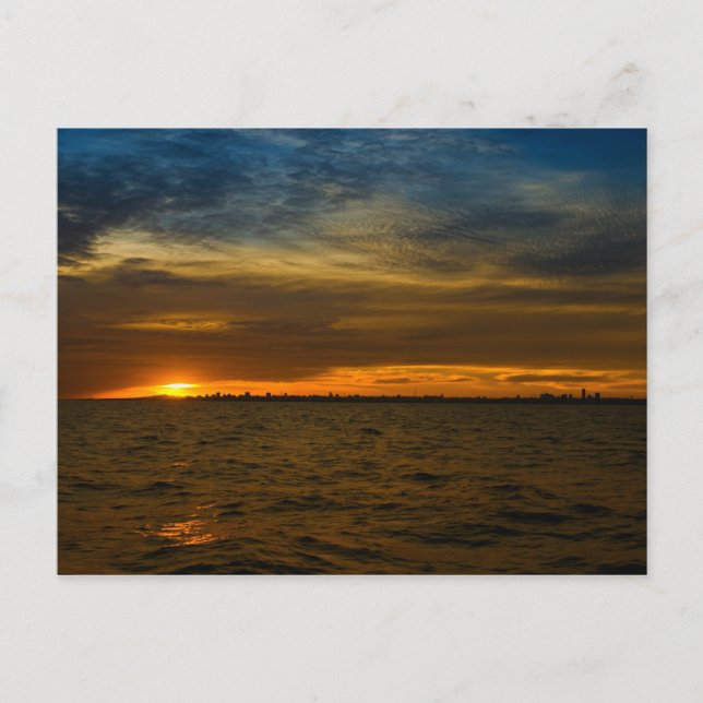 Sun setting down behind the city postkarte (Vorderseite)