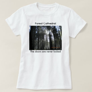 Sun-Strahlen durch die Bäume T-Shirt