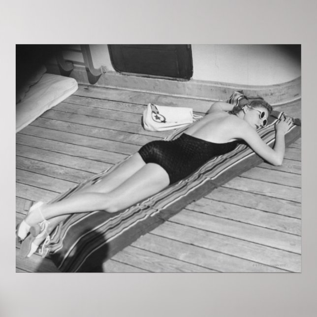 Sun Tanning Woman Poster (Vorne)