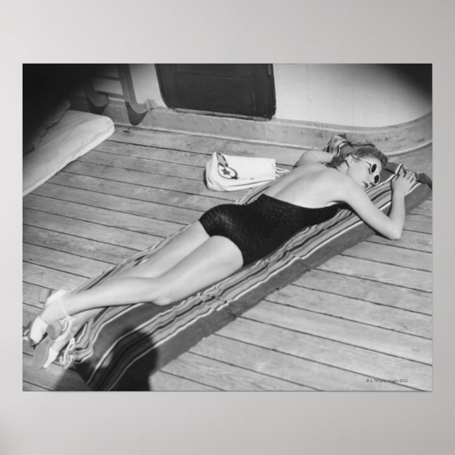Sun Tanning Woman Poster (Vorne)