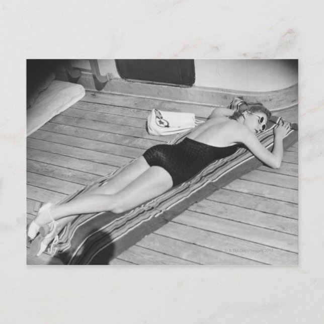 Sun Tanning Woman Postkarte (Vorderseite)