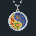 Sun und Moon Yin Yang Colorful Versilberte Kette<br><div class="desc">Ein Yin Yang Sonnen- und Monddesign in einem Papierschnitt-Stil.</div>