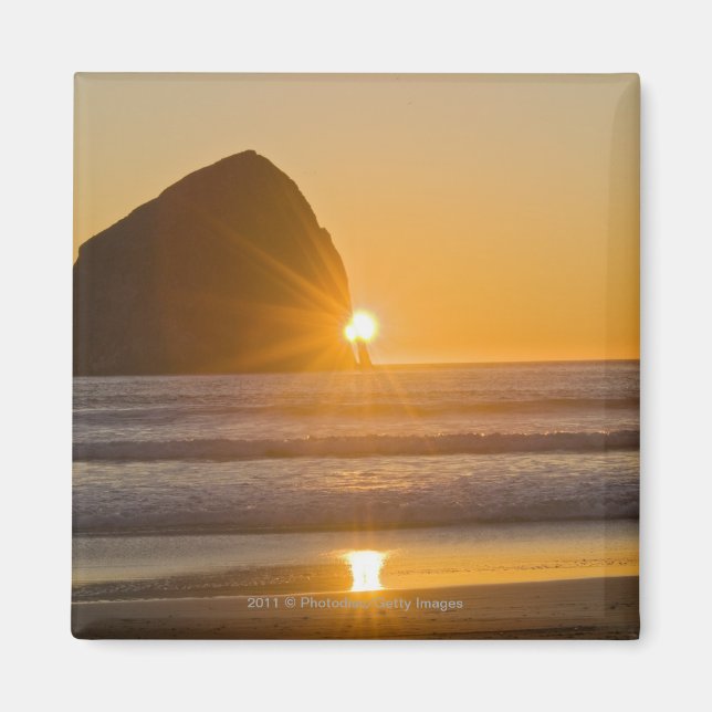 Sunburst und Haystack Rock am Kap Kiwanda Magnet (Vorne)