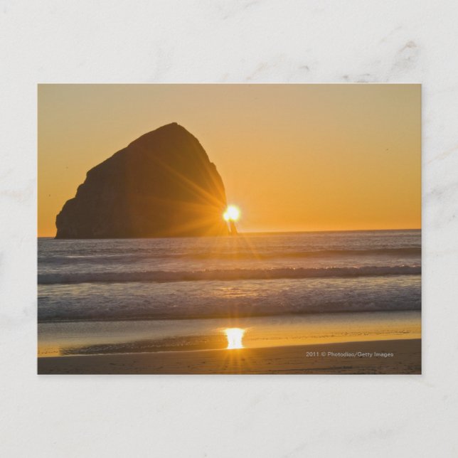 Sunburst und Haystack Rock am Kap Kiwanda Postkarte (Vorderseite)