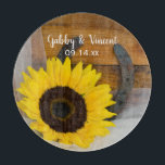 Sunflower and Horseshoe Country Western Wedding Schneidebrett<br><div class="desc">Helfen Sie der Braut und dem Bräutigam, ihre Küche zu lagern, wenn Sie ihnen die charmante Sonnenblume und den Western Hochzeitsboard von Horseshoe geben. Es ist eine großartige personalisierte Geschenkidee für eine Verlobungsfeier, ein Brautparty oder eine Ehe. Dieses lässige und dennoch klassische, rustikale Hochzeitsbrett zeigt ein malerisches Blumenfoto mit gelber...</div>