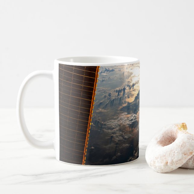 Sunglint blickt vor Celebes Meer in Südostasien Kaffeetasse (Mit Donut)