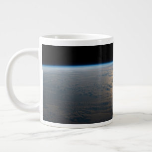 Sunglint strahlt aus einem teilweise bewölkten Süd Jumbo-Tasse