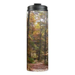 Sunlit Herbstweg im Laurel Hill Staat Park Thermosbecher