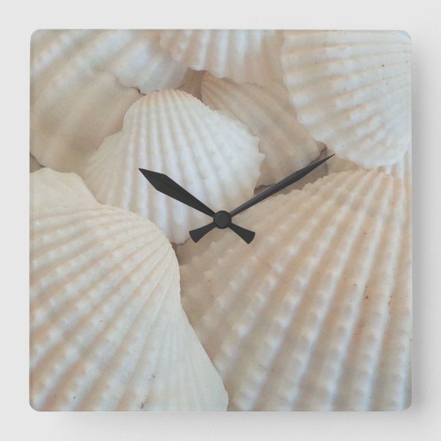 Sunny White Sea Shells, Summer Beach Exotic Clock Quadratische Wanduhr (Vorderseite)