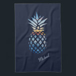 Sunset Beach Pineapa Custom Geschirrtuch<br><div class="desc">Ein Sonnenuntergang und der Horizont Szene Ananas Form zeigt eine ruhige Ozean. Ideal für Party und Geburtstagsfeiern! TIPP - Pair dies mit passenden Produkten wie der Flasche, und kann Kühler in dieser Sammlung. Fügen Sie Ihren Namen oder Namen des Gastes hinzu, indem Sie oben auf die Schaltfläche "Personalisieren" klicken. Sie...</div>