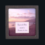Sunset Beach Save the Date Schachtel<br><div class="desc">Eine schöne Szene mit einem rosa und lila Sonnenuntergang am Strand. sanfte Wellen und sanfter Sand. Passen Sie Ihre Wünsche an, indem Sie Namen und Hochzeitsdatum hinzufügen.</div>